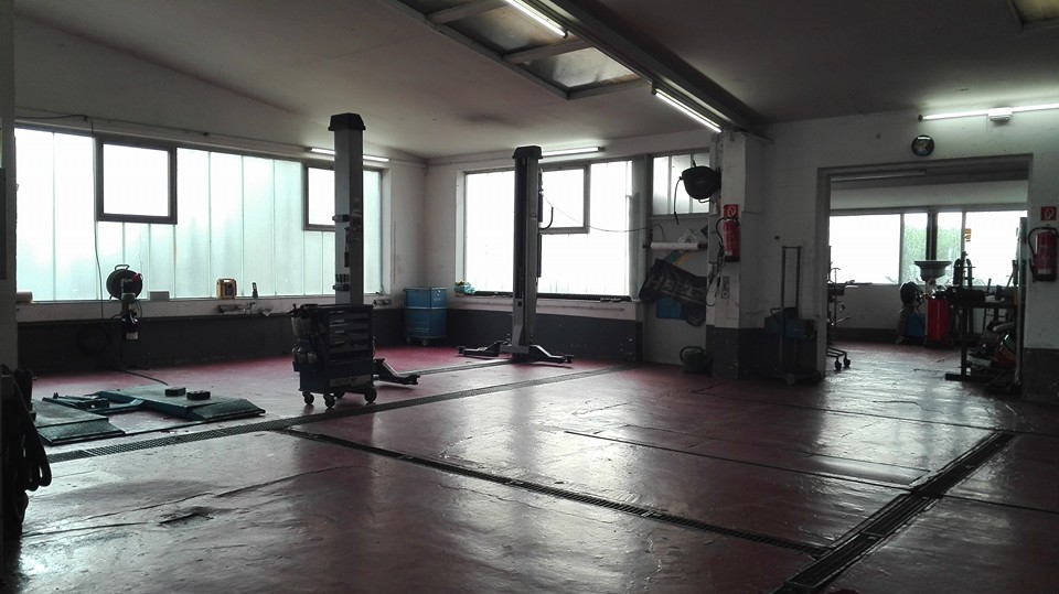 Werkstatthalle mit zwei Hebebühnen